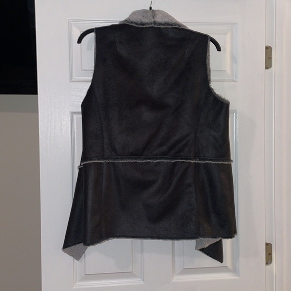 Suede and Sherpa vest - Picture 2 of 6